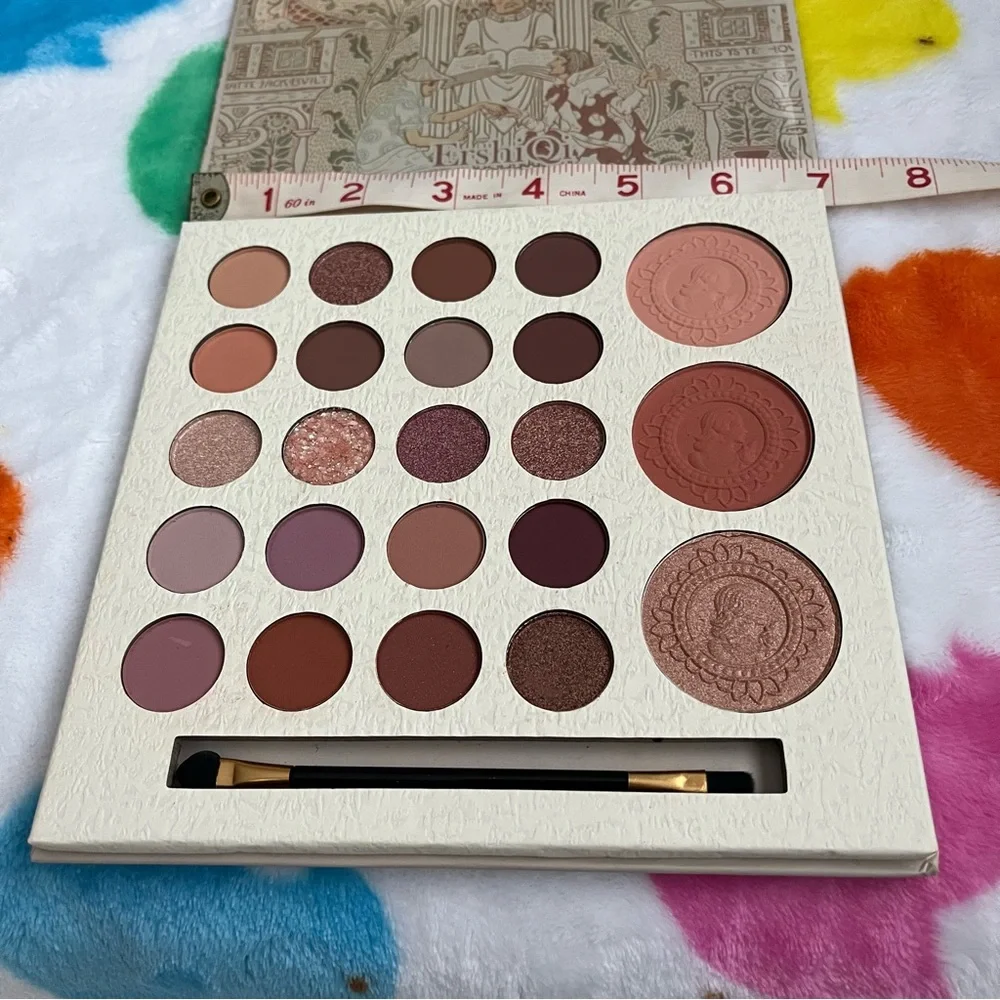 Eyeshadow and Face Palette 20 Eyeshadows, 2 Blushes, 1 Highlight